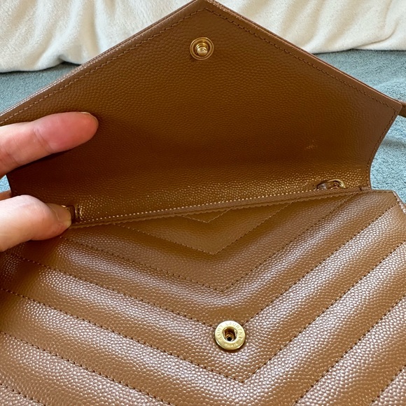 Yves Saint Laurent ENVELOPE CHAIN WALLET IN GRAIN DE POUDRE LEATHER - Picture 9 of 15